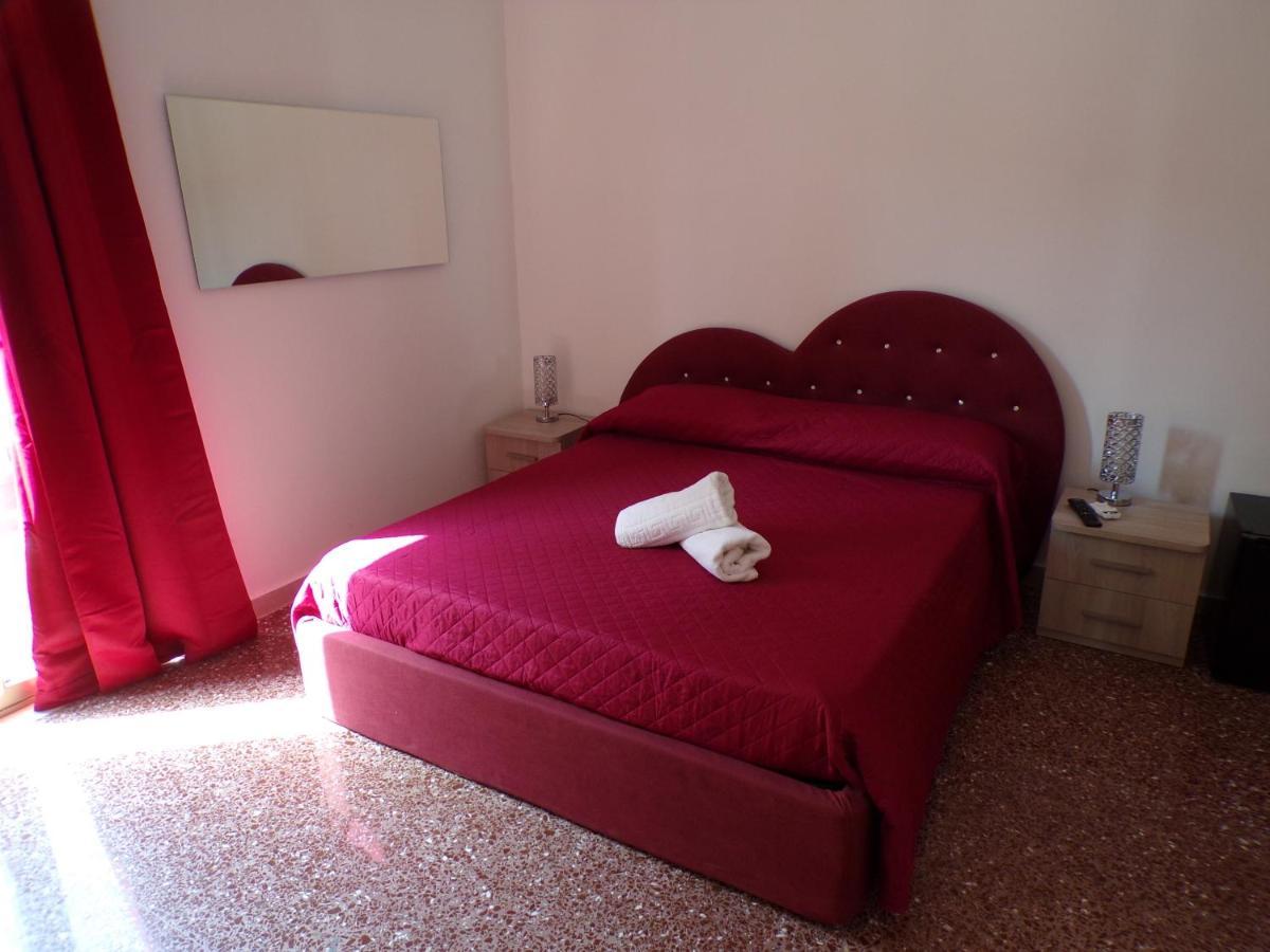 Nuova Aurora Rent Rooms Roccalumera Dış mekan fotoğraf